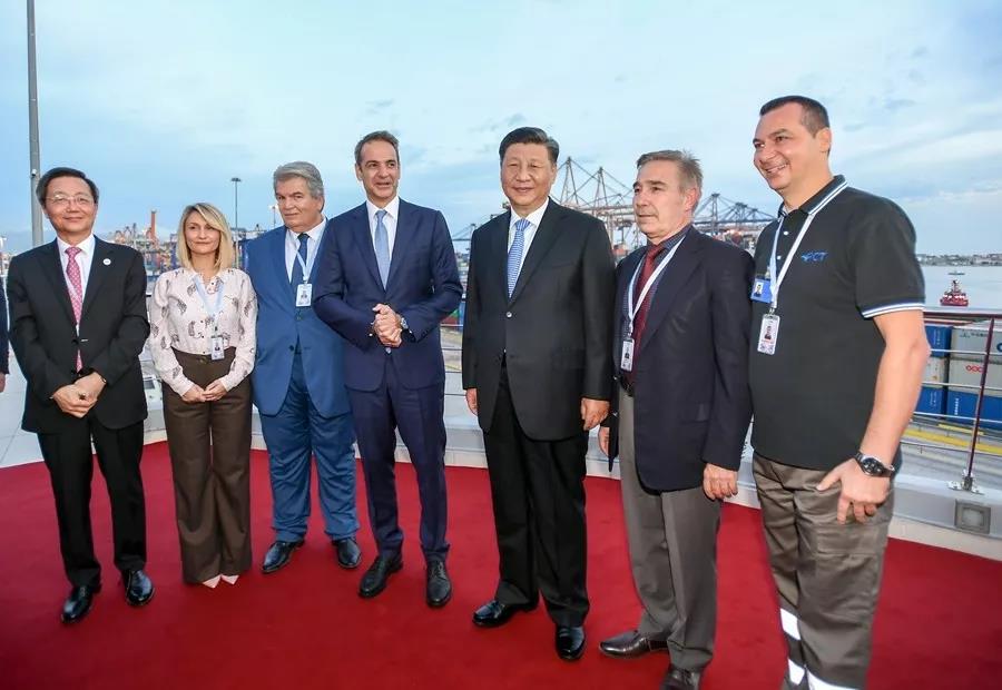 国家主席习近平与希腊总理米佐塔基斯共同参观中远海运比雷埃夫斯港项目(5).jpg